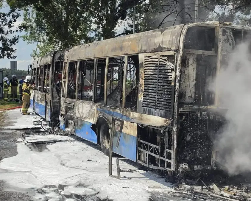 Pożar autobusu w Błażejewku. Pojazd doszczętnie spłonął