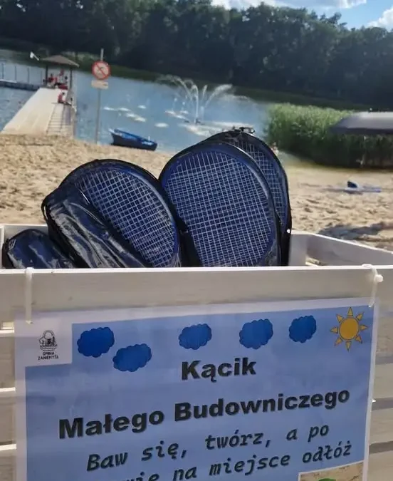 Nowa atrakcja na plaży w Zaniemyślu – skrzynia z zabawkami dla dzieci