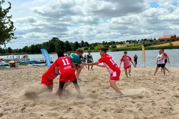XI edycja Beach Rugby Śrem przyciąga 100 zawodników na plażę miejską