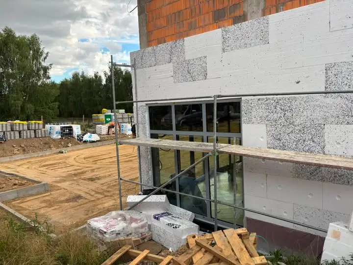 Postęp budowy marketu Dino na Helenkach w Śremie – ściany i okna gotowe