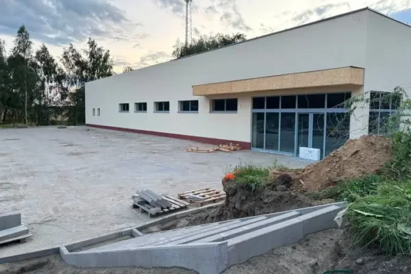 Nowy market Dino w Śremie coraz bliżej otwarcia. Prace wykończeniowe na finiszu