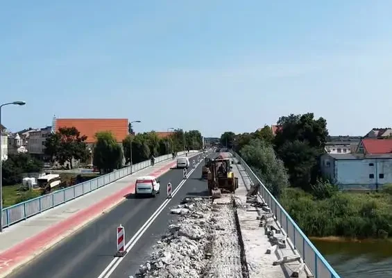 Trwają prace rozbiórkowe na moście w Śremie – kierowcy muszą uważać