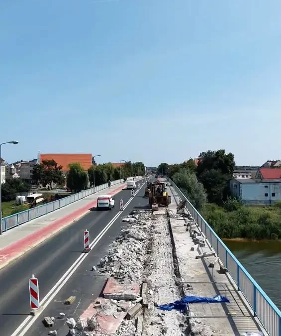 Trwają prace rozbiórkowe na moście w Śremie – kierowcy muszą uważać