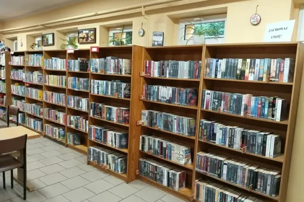 Biblioteka w Manieczkach z nowymi regałami – remont w Brodnicy nie przeszkadza w rozwoju filii