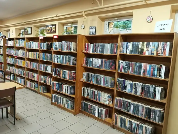 Biblioteka w Manieczkach z nowymi regałami – remont w Brodnicy nie przeszkadza w rozwoju filii