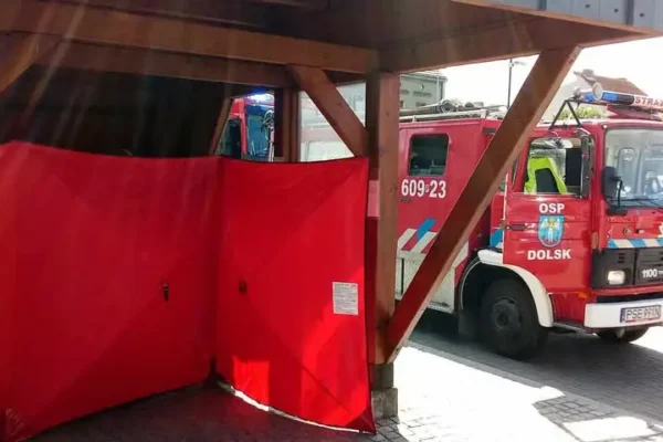 Tragedia w Dolsku: mężczyzna reanimowany na przystanku zmarł w szpitalu
