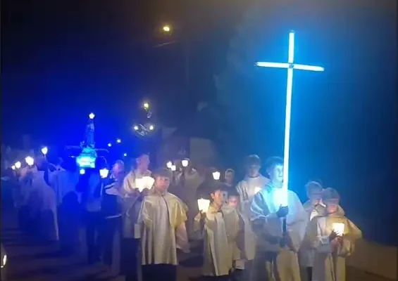 Procesja światła w Śremie. Wierni zawierzyli miasto Matce Bożej