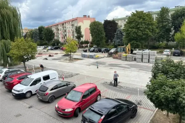 Remont na Starym Targowisku w Śremie nabiera tempa – trwa układanie ekokostki