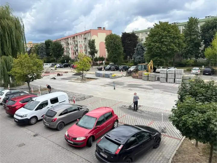 Remont na Starym Targowisku w Śremie nabiera tempa – trwa układanie ekokostki