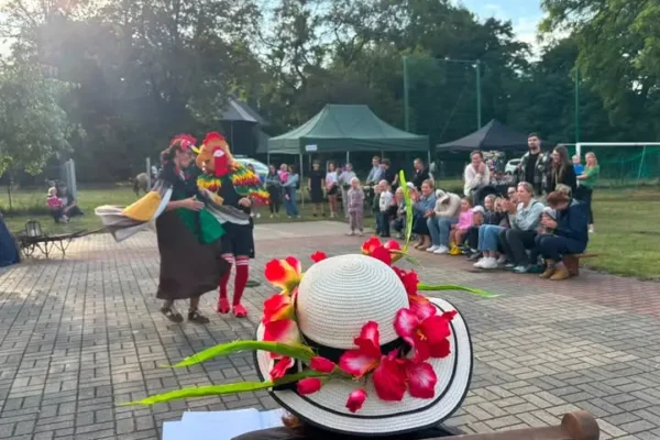 Błociszewo bawi się na festynie rodzinnym – kabaret, dmuchańce i wieczorna zabawa