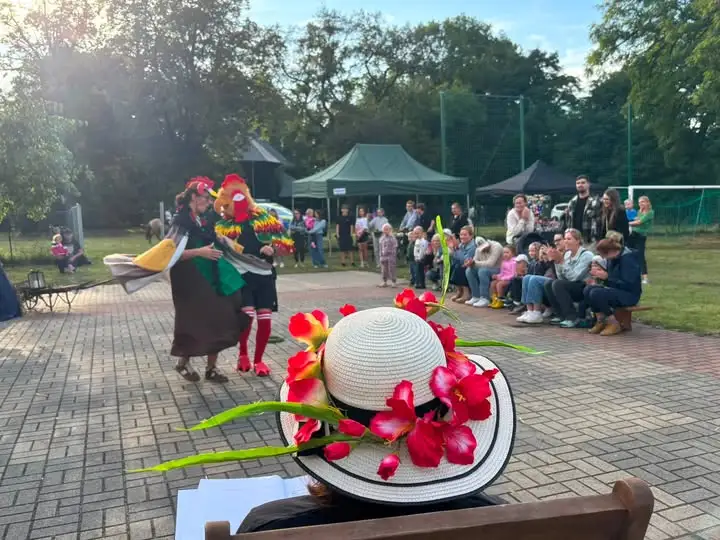 Błociszewo bawi się na festynie rodzinnym – kabaret, dmuchańce i wieczorna zabawa