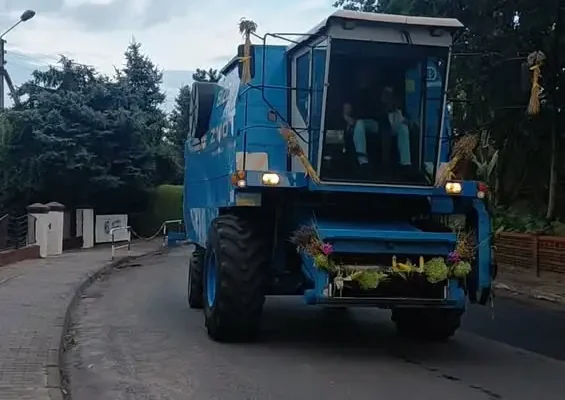Barwny korowód dożynkowy przeszedł ulicami Chwałkowa Kościelnego