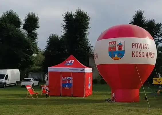 Zakończenie wakacji w Cichowie – dmuchańce i strefa gastronomiczna na placu przy Soplicowie