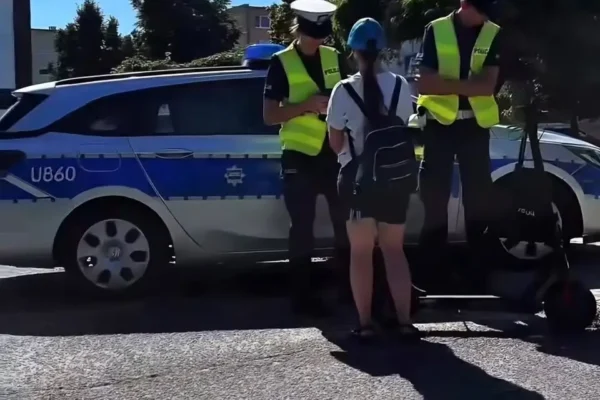 Śremscy policjanci kontrolują hulajnogi elektryczne – akcja profilaktyczna na ulicach miasta
