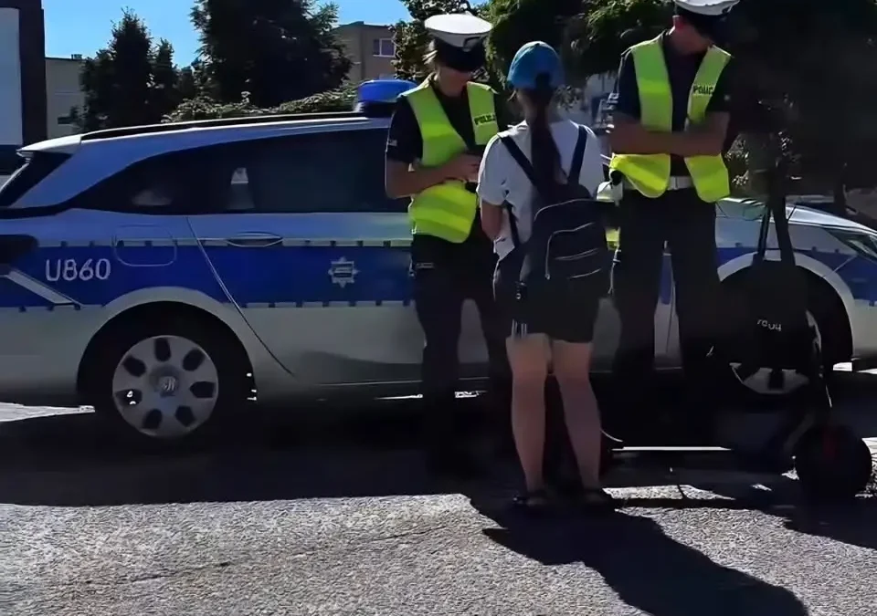 Śremscy policjanci kontrolują hulajnogi elektryczne – akcja profilaktyczna na ulicach miasta