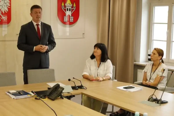 Awans zawodowy nauczycieli w Śremie. 13 pedagogów otrzymało akty mianowania