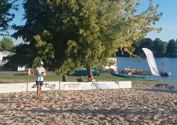 Nocny turniej siatkówki plażowej na plaży w Śremie – rywalizacja do późna