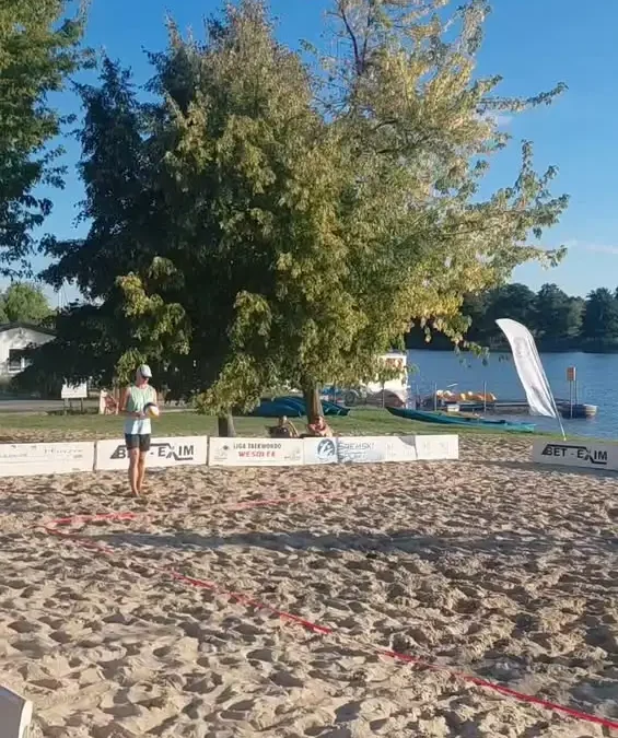 Nocny turniej siatkówki plażowej na plaży w Śremie – rywalizacja do późna