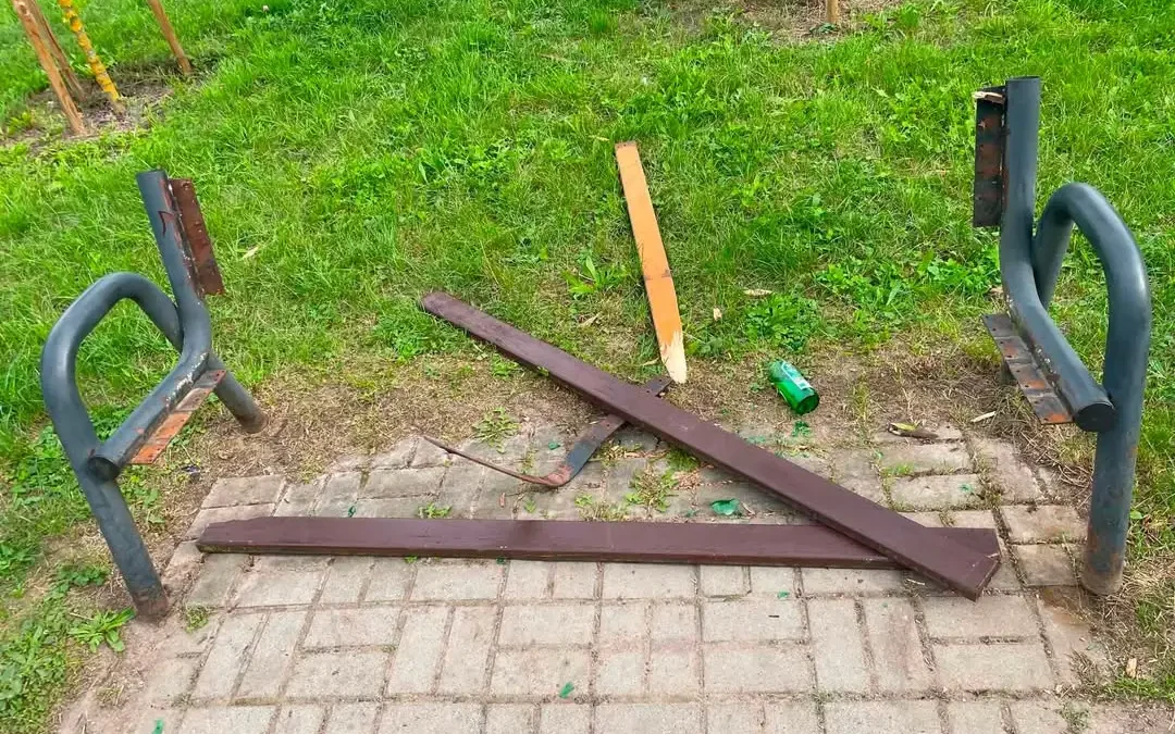 Wandalizm w śremskim parku – zniszczono ławkę w Parku Ekologicznym