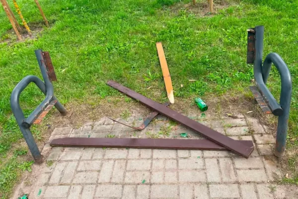 Wandalizm w śremskim parku – zniszczono ławkę w Parku Ekologicznym