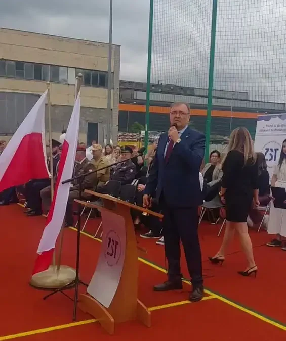 Starosta Śremski zainaugurował rok szkolny w ZST – balony i życzenia dla uczniów