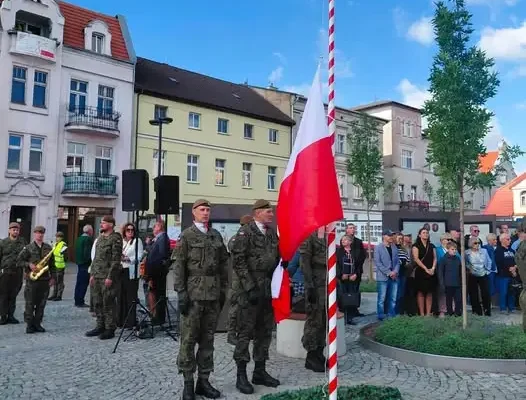 Śrem uczcił wojskowe tradycje: przysięga i nadanie sztandaru 124. Batalionowi Lekkiej Piechoty