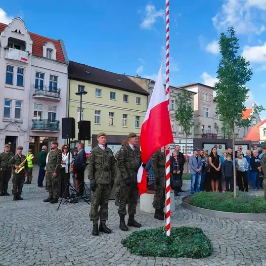 Śrem uczcił wojskowe tradycje: przysięga i nadanie sztandaru 124. Batalionowi Lekkiej Piechoty