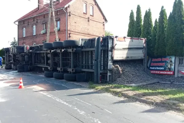 Wypadek ciężarówki w Dolsku: kierowca ranny, droga wojewódzka 434 zablokowana