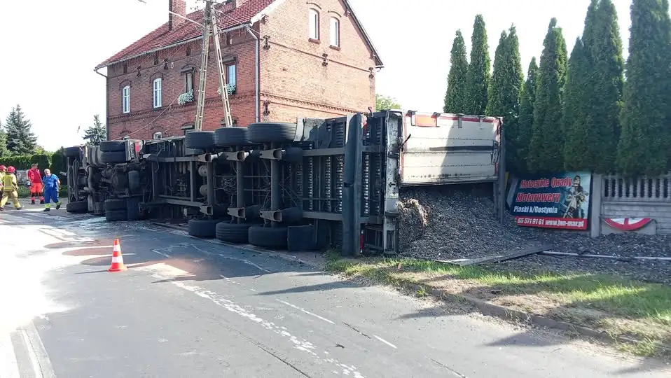 Wypadek ciężarówki w Dolsku: kierowca ranny, droga wojewódzka 434 zablokowana