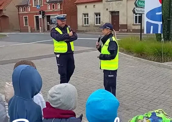 Bezpieczeństwo na drodze: edukacyjna akcja dla dzieci w Dolsku