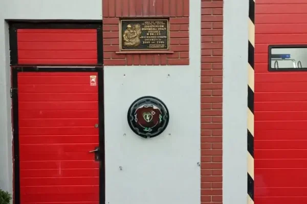 Nowy defibrylator AED na remizie w Dolsku — sprzęt może uratować życie