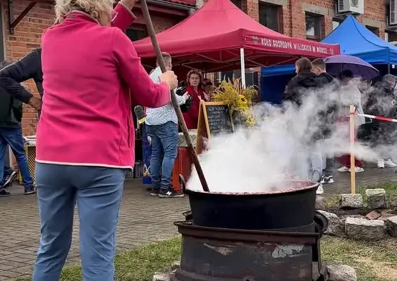 Śliwkowe Love w Mórce – w wielkim kotle smażą się powidła