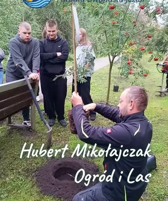 Dolski Park wzbogacił się o nowe rośliny. W akcji sadzenia wzięli udział uczniowie i burmistrz