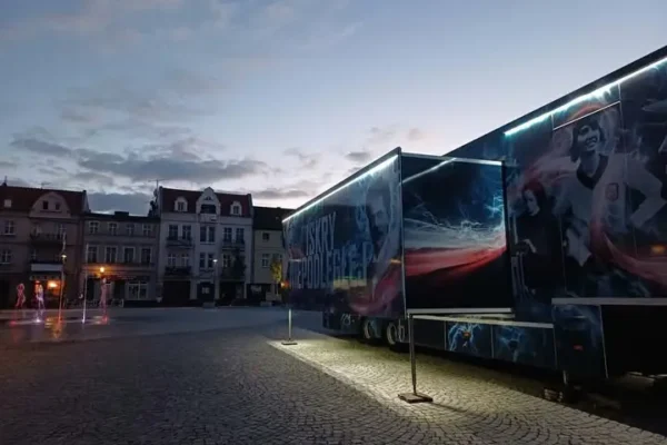 „Iskry Niepodległej” w Śremie: mobilna wystawa przyciągnęła tłumy