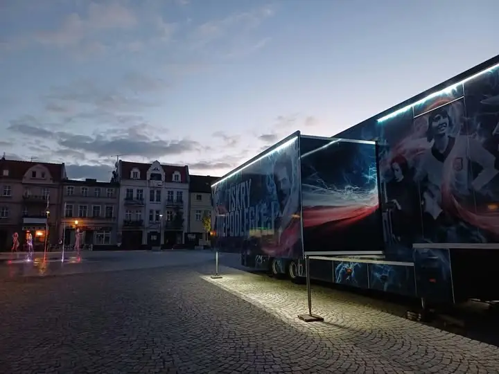 „Iskry Niepodległej” w Śremie: mobilna wystawa przyciągnęła tłumy