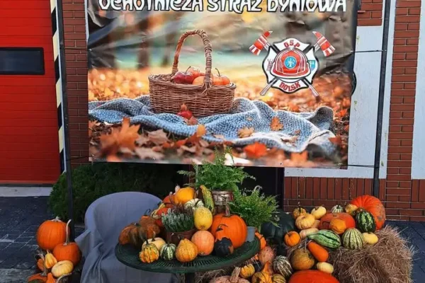 Jesienna ścianka do zdjęć przed remizą OSP Dolsk