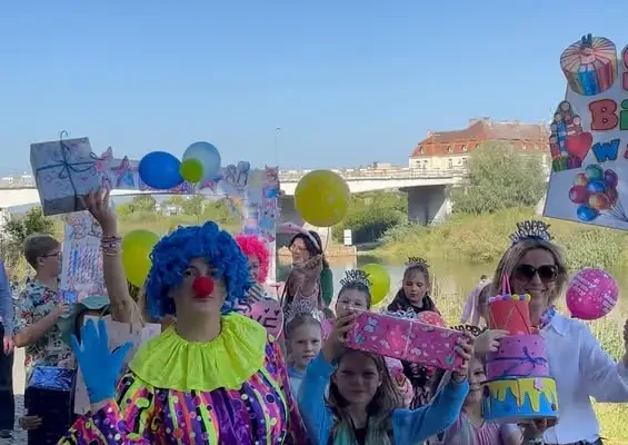80. urodziny śremskiej biblioteki. Przemarsz i festyn na promenadzie