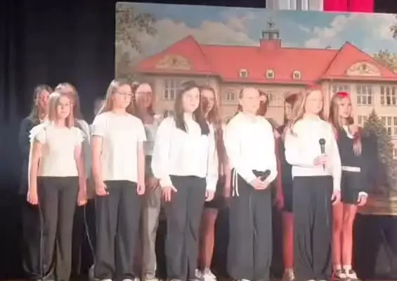 110 lat Szkoły Podstawowej nr 2 w Śremie. Uczniowie po raz pierwszy zaśpiewali hymn placówki