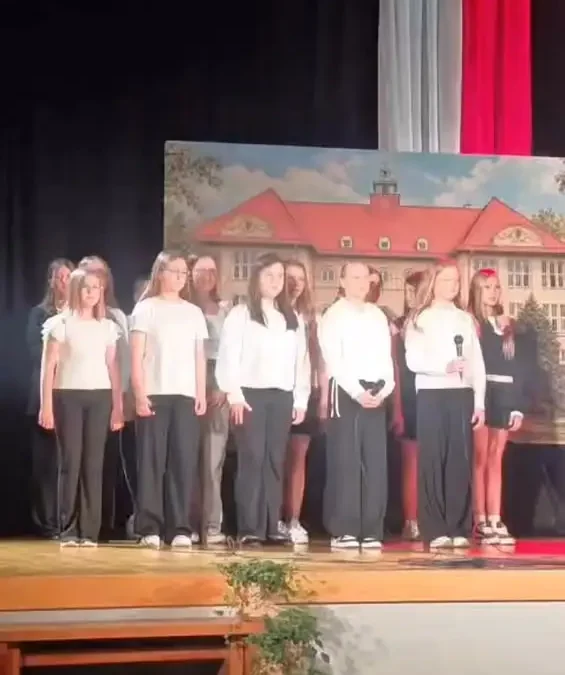 110 lat Szkoły Podstawowej nr 2 w Śremie. Uczniowie po raz pierwszy zaśpiewali hymn placówki