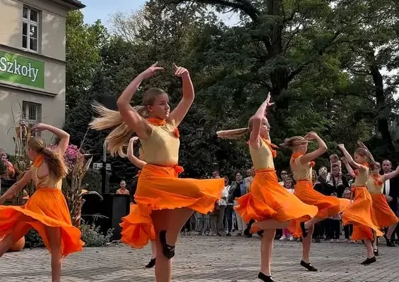 Jesienny taniec na Dniu Korbola w Grzybnie