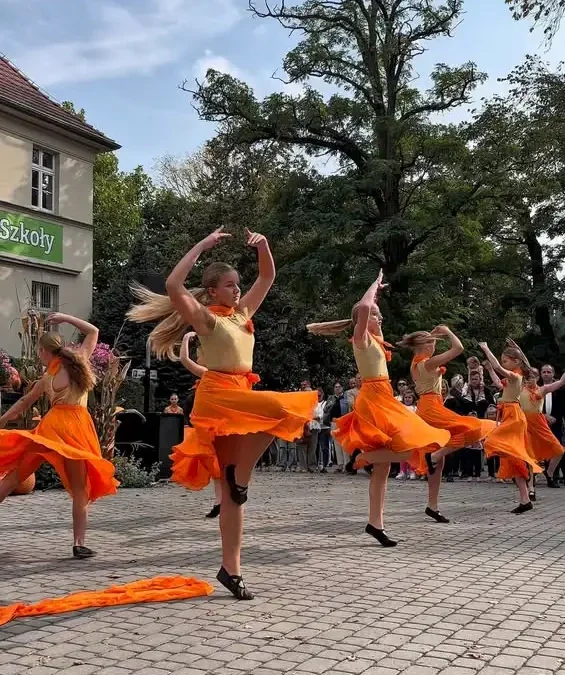 Jesienny taniec na Dniu Korbola w Grzybnie