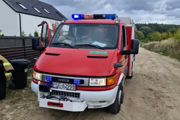 Interwencja OSP Śrem w Szymanowie: usuwanie gniazda owadów błonkoskrzydłych