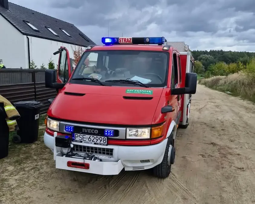 Interwencja OSP Śrem w Szymanowie: usuwanie gniazda owadów błonkoskrzydłych