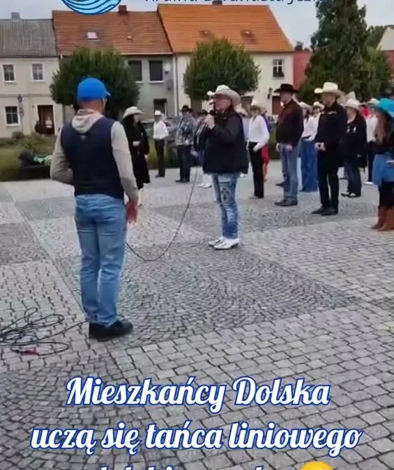 Dolsk tańczył na rynku – mieszkańcy uczyli się tańca liniowego