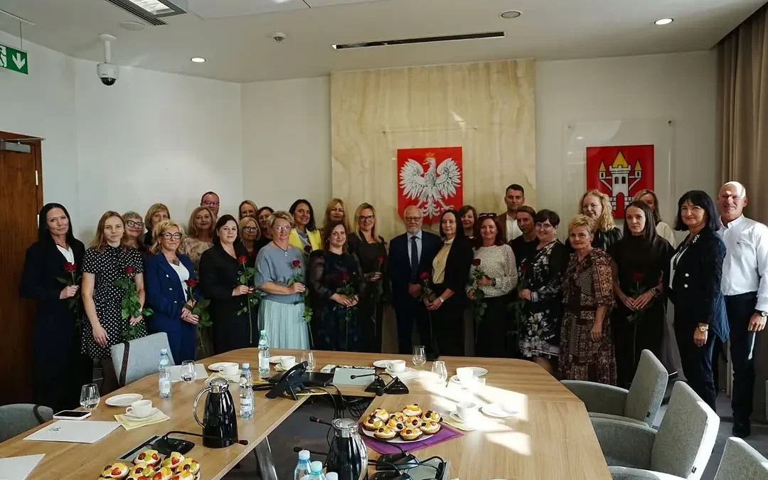 Śrem: nagrody z okazji Dnia Edukacji Narodowej wręczone w ratuszu