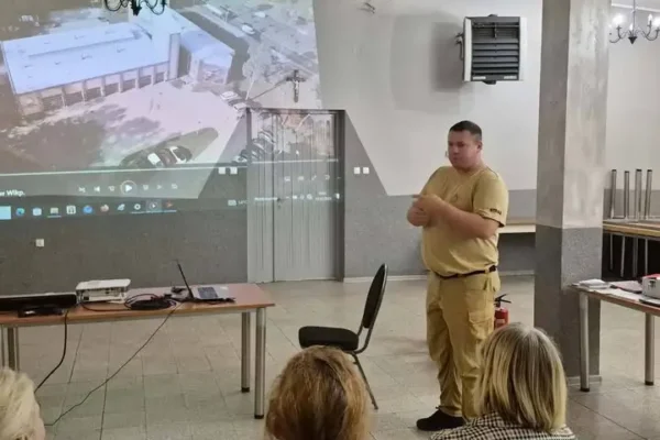 Lubiatów: Strażak z Dolsk uczył mieszkańców, jak czujki ratują życie