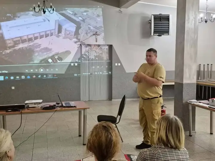 Lubiatów: Strażak z Dolsk uczył mieszkańców, jak czujki ratują życie